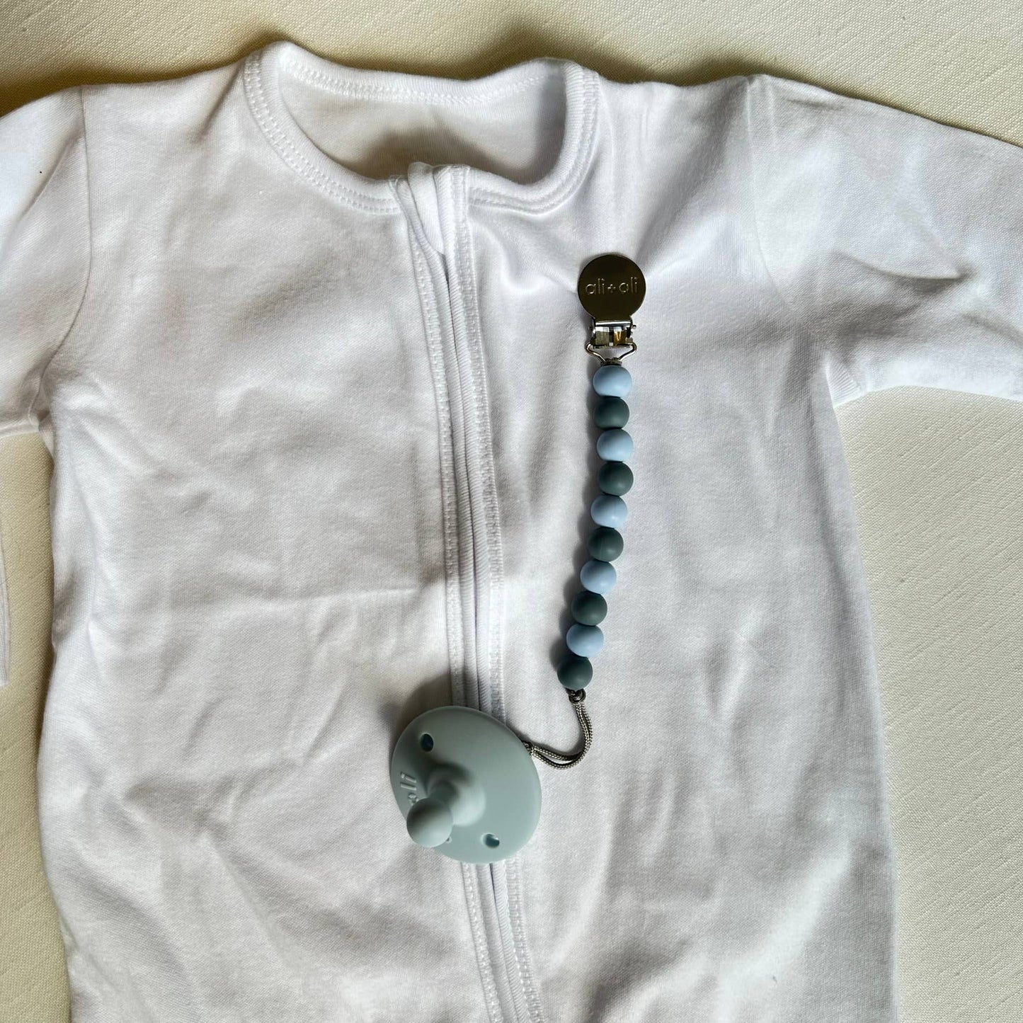 Ali+Oli Silicone Pacifier Clip (Iron)